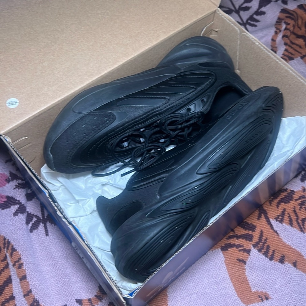 Adidas Ozelia sneakers